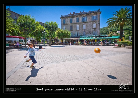 Poster "Feel your inner Child". Aufgenommen von Jochen Schnepf in Sartene, Korsika.